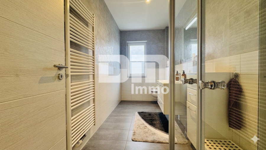 Exklusives Penthouse-Juwel mit 360 Grad Panorama-Dachterrasse in Baunatal-Großenritte - Badezimmer 2 / Dusche / Handtuchwärmer